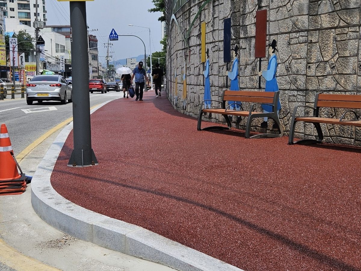적색 투수골재포장이 시공된 보도
